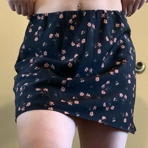 Flowy black skirt w flowers